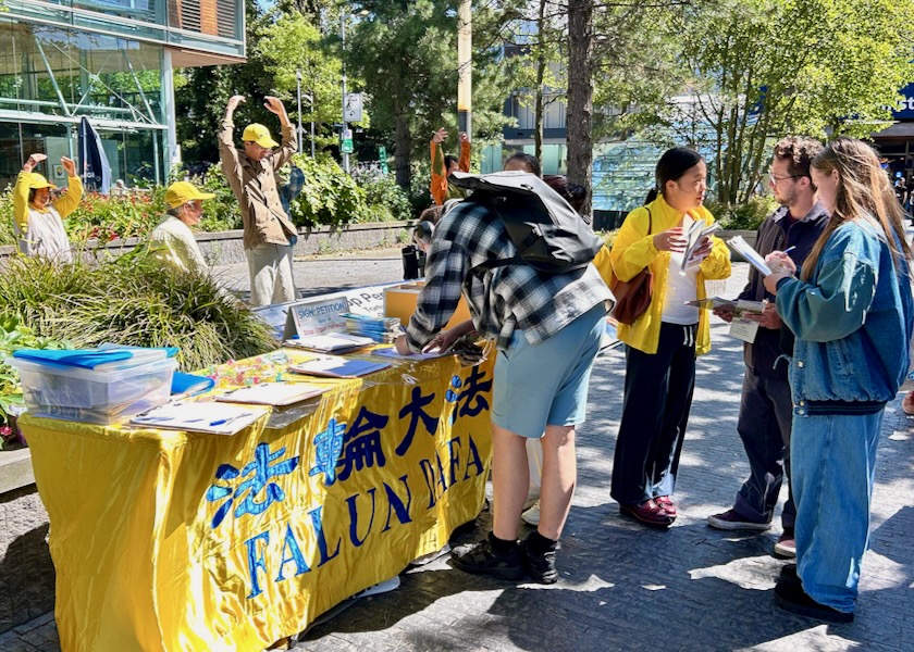 Image for article People Encourage Falun Dafa Practitioners During an Event at the World Trade Center Amsterdam