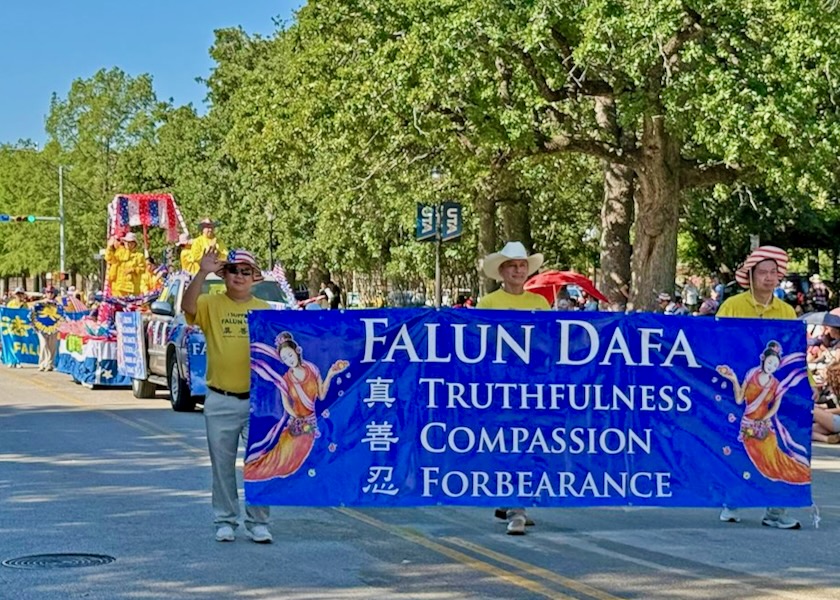 Image for article Texas: Spectators at Independence Day Parade in Arlington Appreciate Falun Dafa's Participation