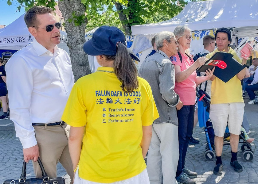 Image for article Visby, Sweden: Falun Gong Practitioners Garner Support During Almedalen Week