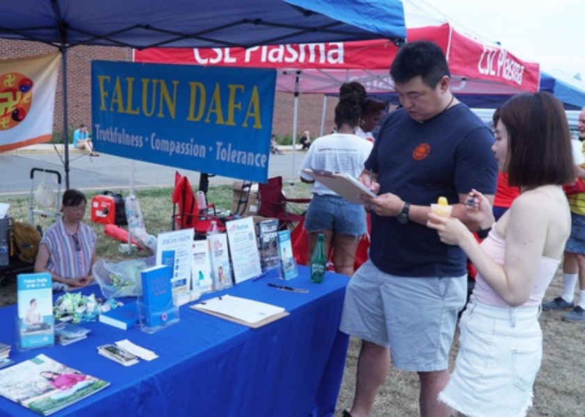Image for article People Learn the Falun Dafa Exercises at the Delaware Independence Day Celebration