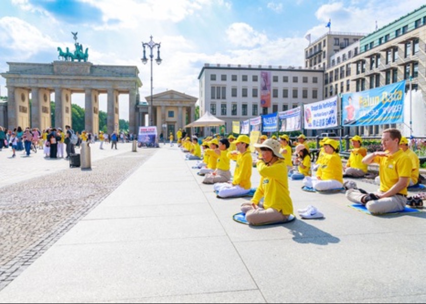Image for article Berlin, Germany: Parliament Members Commend Falun Gong Practitioners’ Efforts to Expose the Persecution