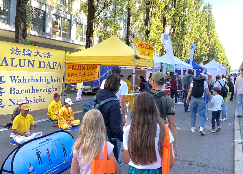 Image for article “I Signed from My Heart”—Munich Festivalgoers Show Support for Falun Gong