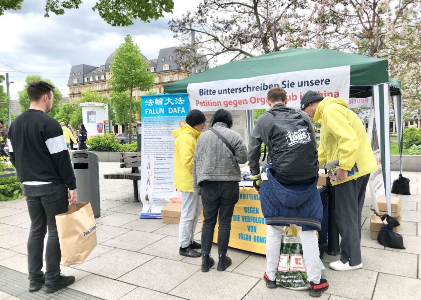 Image for article Mannheim, Germany: People Support Falun Gong During Activities to Commemorate April 25 Beijing Appeal